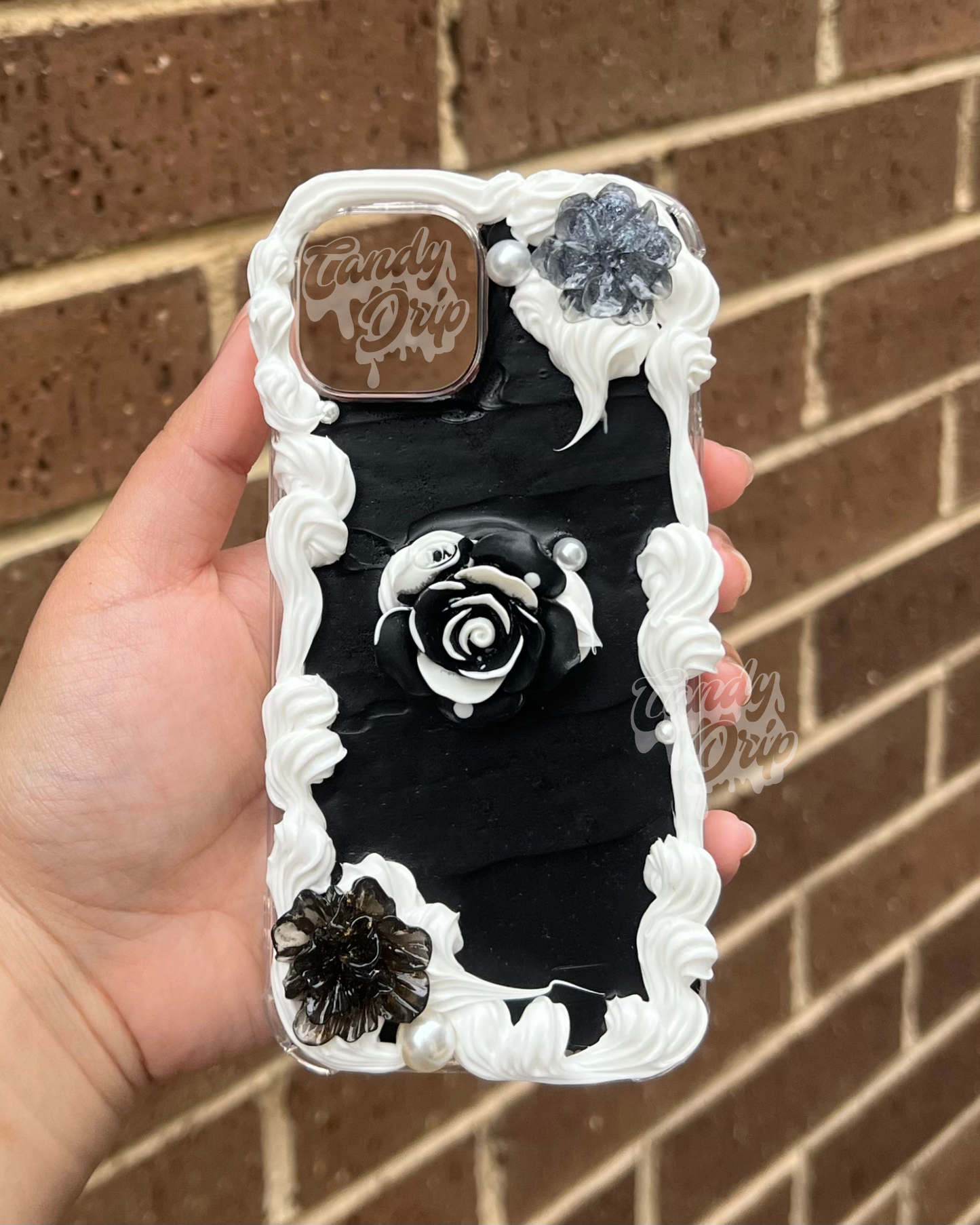 B&W Baroque - iPhone 15